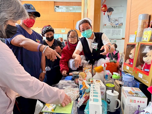 感恩同行27載 玉里慈濟醫院義賣助貧病、表揚資深同仁